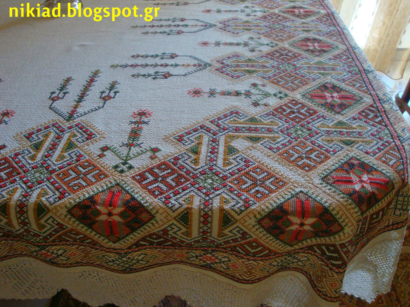 Χειροτεχνήματα Παραδοσιακό τραπεζομάντηλο σταυροβελονιά /Traditional