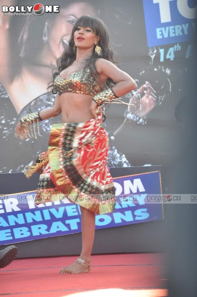 Veena Mallik navel show Water Kingdom 1 -  Veena Malik Hot Dance Pics at Water Kingdom