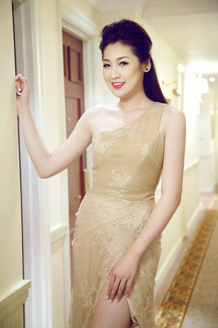 Người đẹp Việt Nam khoe sự gợi cảm với đầm trắng