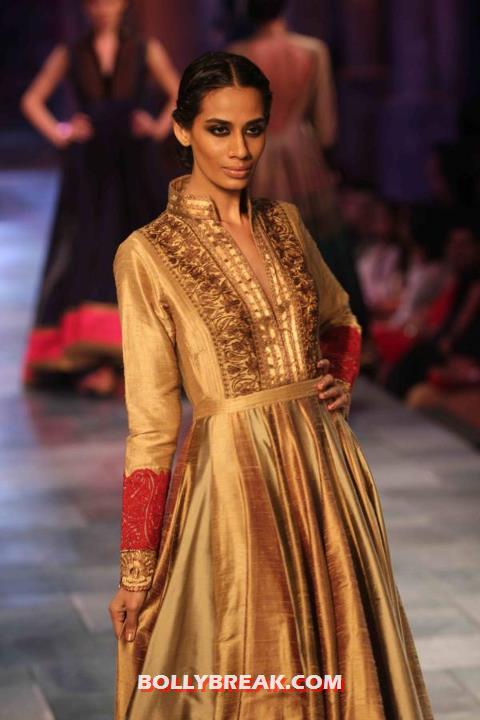 Model in Manish Malhotra Dress Walking the rap at Mijwan Fashion Show 2012 - (15) - Manish Malhotra Dresses - Mijwan Fashion Show 2012