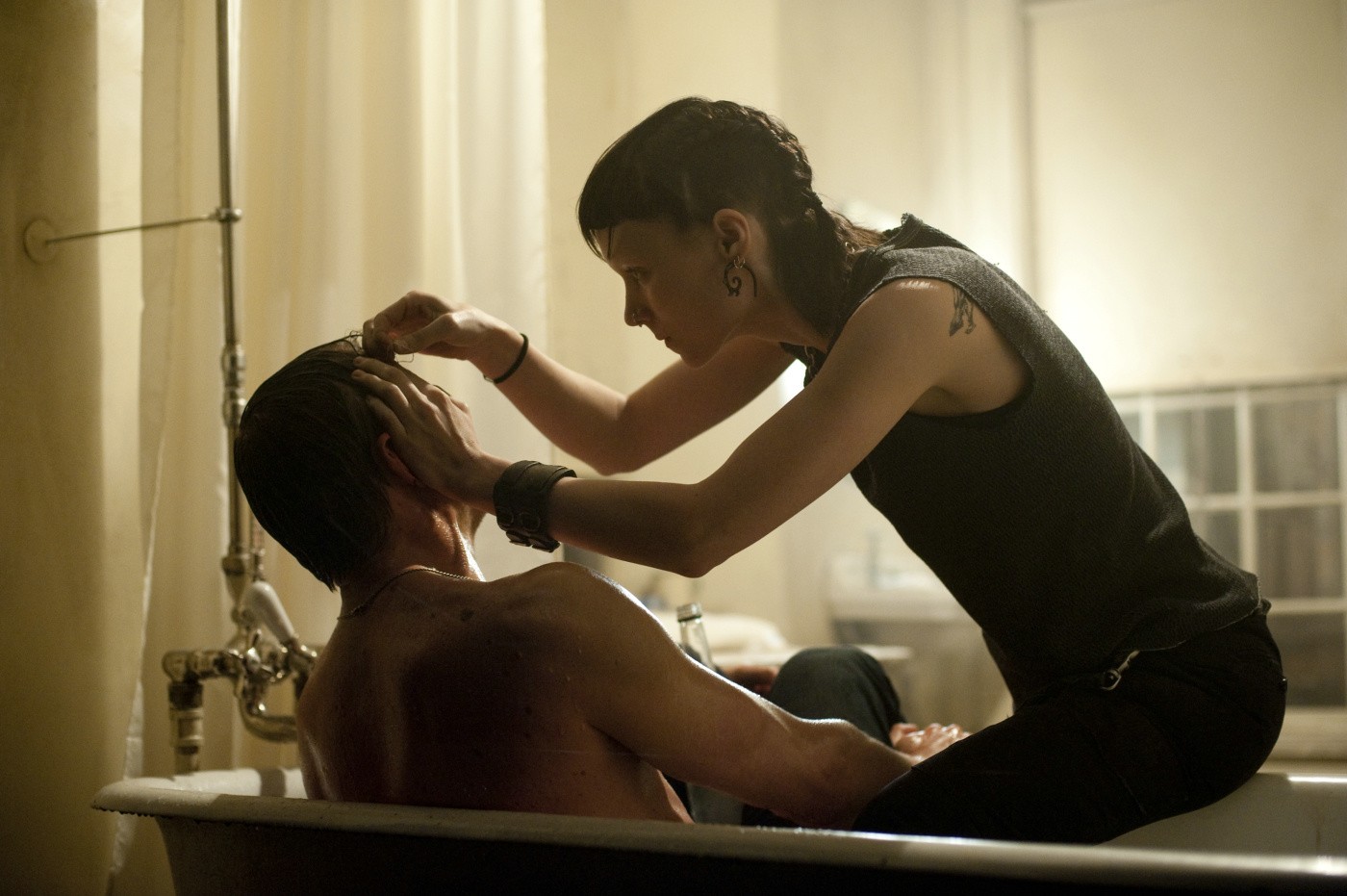 http://3.bp.blogspot.com/-asu0SF4elf8/Tu_mxG70O-I/AAAAAAAACHA/n3jVW18SuyU/s1600/Rooney-Mara-stars-as-Lisbeth-Salander-and-Daniel-Craig-stars-as-Mikael-Blomkvist-in-The-Girl-with-the-Dragon-Tattoo-2011.jpg