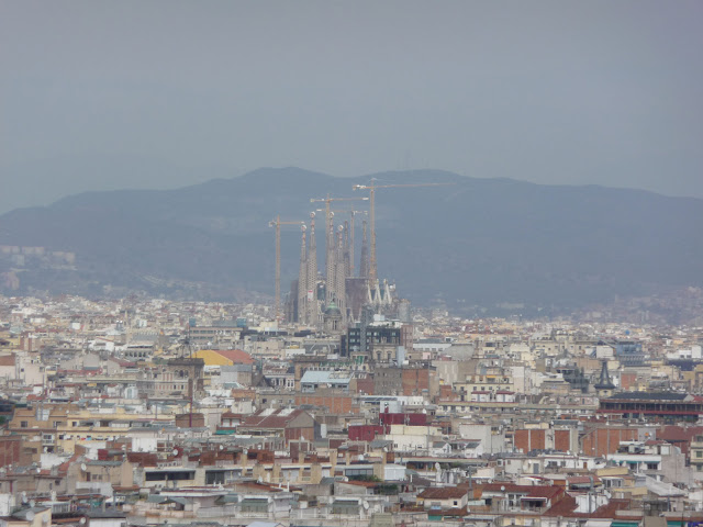 Панорама Барселоны. В центре - Храм Саграда Фамилия по проекту Антонио Гауди Панорама Барселоны. В центре - Храм Саграда Фамилия по проекту Антонио Гауди