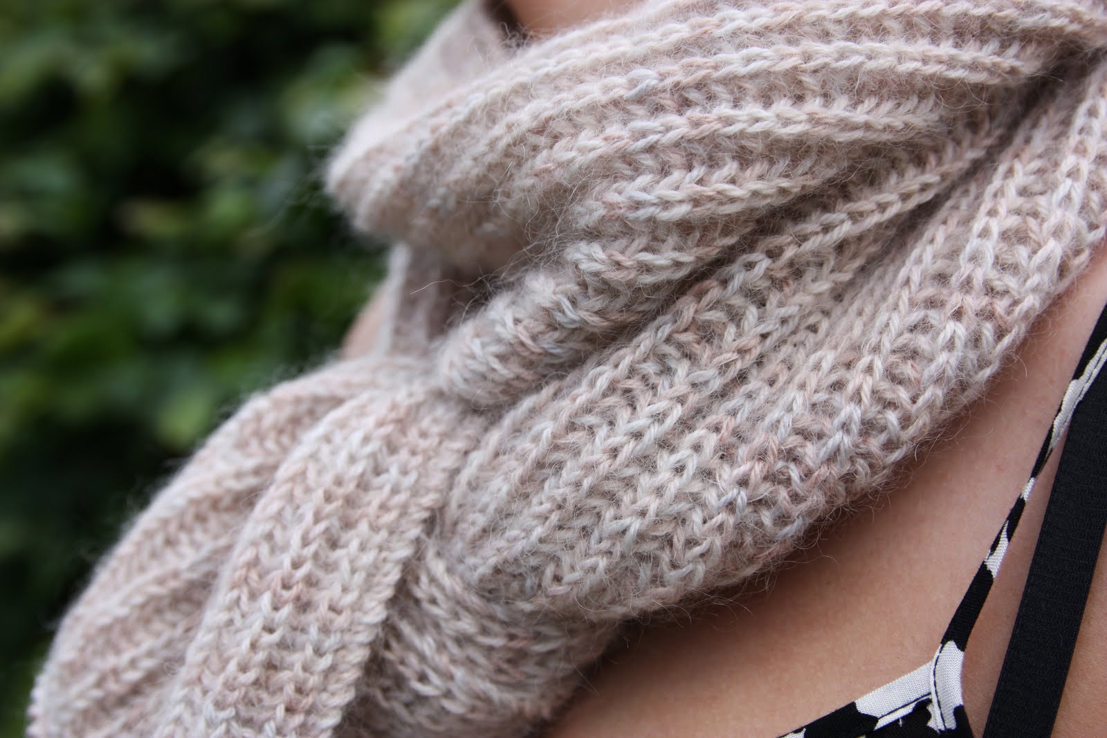 Bilde Av En Person Kledd I En Varm Skjerf I Patentstrikk