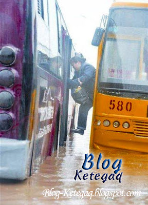 Keadaan bas ketika banjir di China