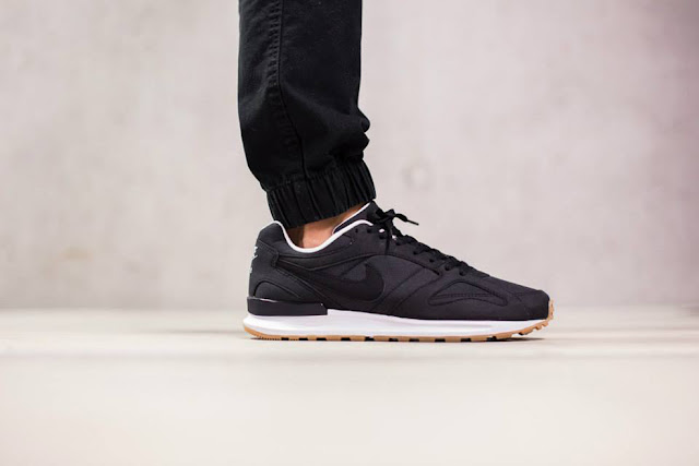 nike air pegasus black and white