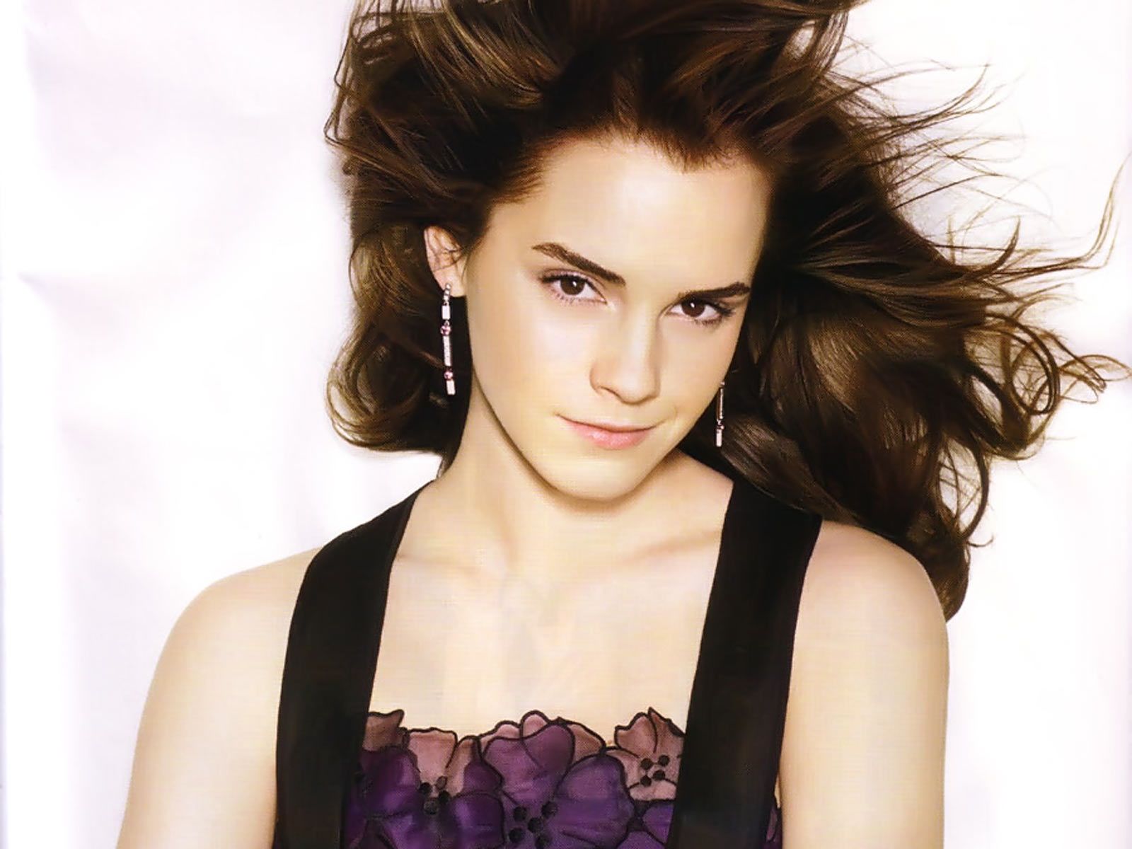 http://3.bp.blogspot.com/-avpPd9jIUhY/ThGEeuE9r3I/AAAAAAAAAws/Q5zr_ev5Muw/s1600/emma-watson-wallpaper.jpg