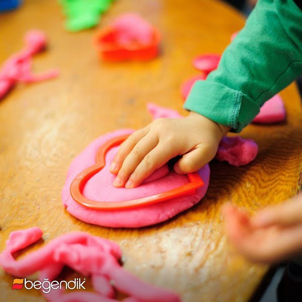 Begendik Cocuklariniz Icin Saglikli Oyun Hamuru Tarifi