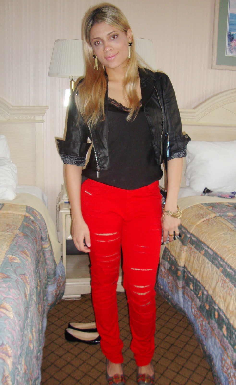 calça vermelha rasgada