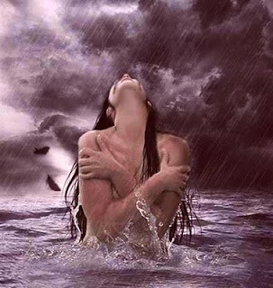 "Casi....Poeta" Mujer+lluvia+mar