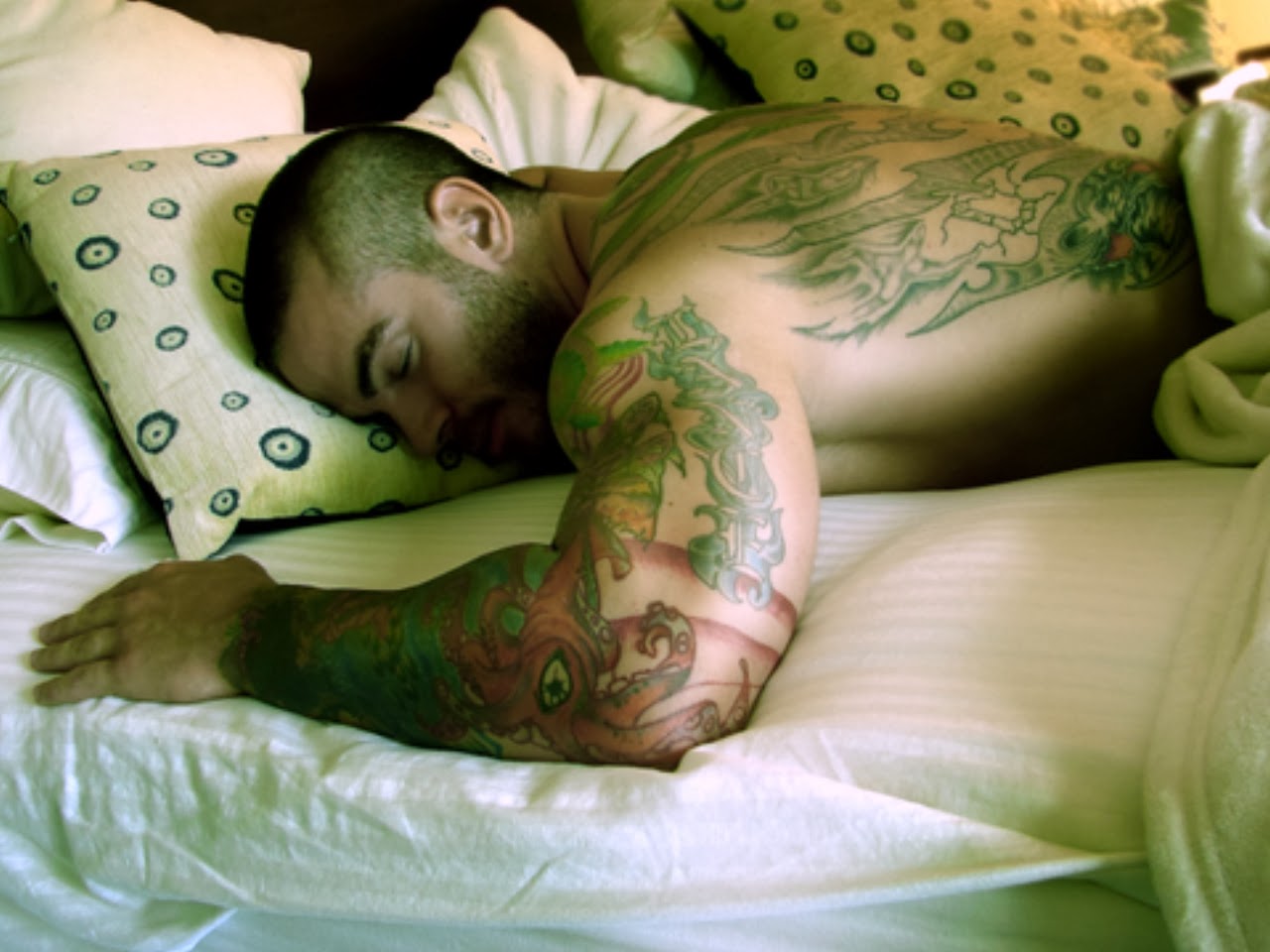 Татуированный парень с камерой имеет на кровати подружку в ночной футболке