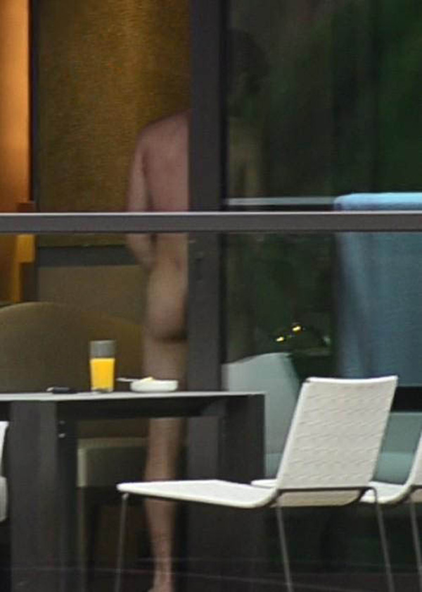 S na coceirinha Zac Efron apalpa o pau e exibe a bunda em varanda de