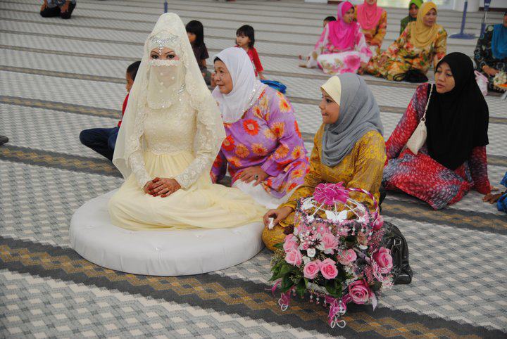 baju akad nikah berbalut tanah gebu