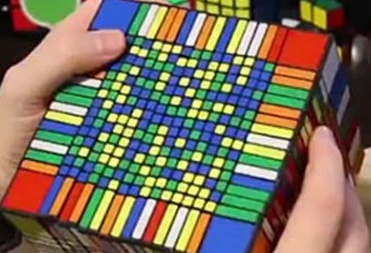 ΔΕΝ ΥΠΑΡΧΕΙ Ο ΤΥΠΟΣ   ΈΛΥΣΕ τον μεγαλύτερο κύβο του Rubik   Δείτε σε πόσες ώρες!! [βίντεο]