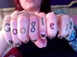tatuaje en los dedos de las manos que al juntarlos dice: google it