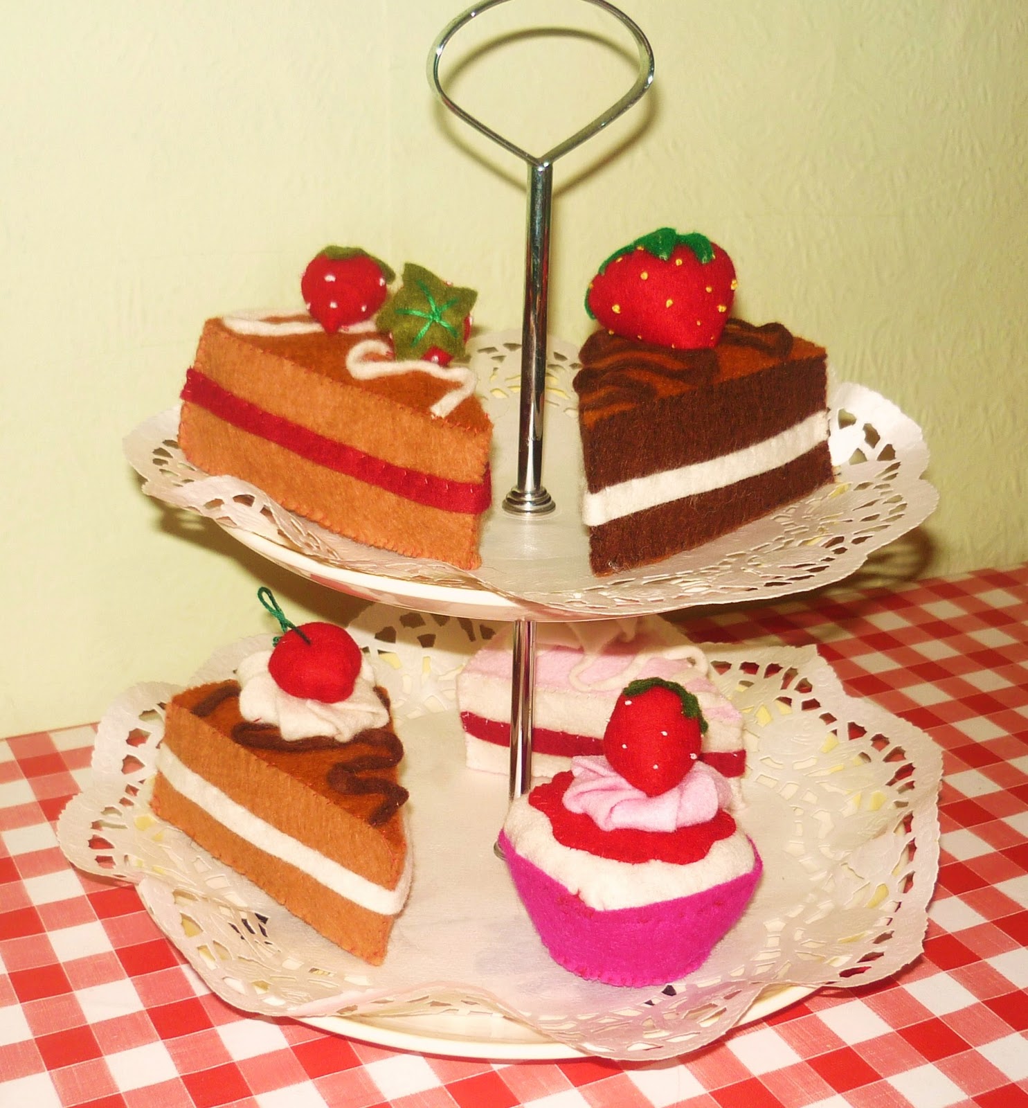 Mrs Minton makes... Felt cakes