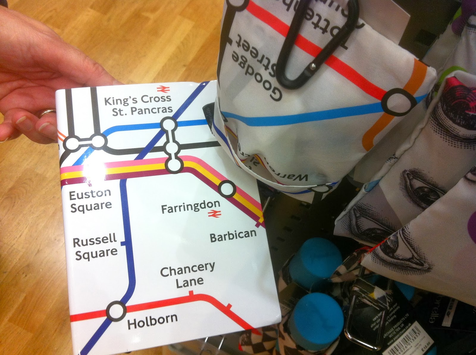 Design Context COP3//CASE STUDYLOOKING AT OFFICIAL LONDON UNDERGROUND