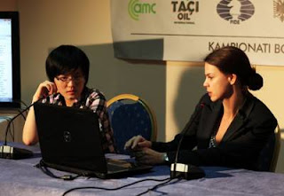 Echecs à Tirana : Hou Yifan (2568) commente sa partie avec Anastasia Karlovich Echecs à Tirana : Hou Yifan (2568) commente sa partie avec Anastasia Karlovich