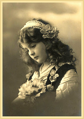 foto antigua de niña con flores