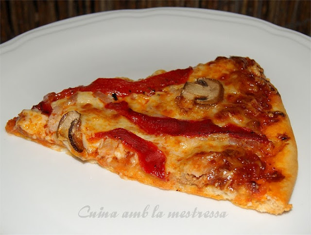 Pizza con carne y panceta...