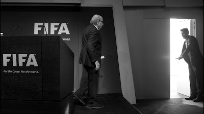 Joseph Blatter renunció a la FIFA. Según The New York Times es investigado por corrupción. 