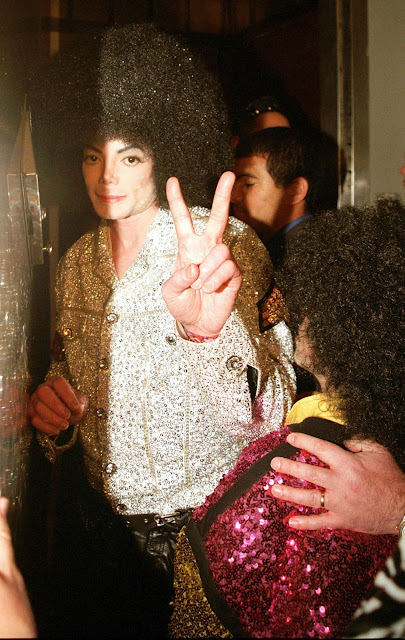 Michael Jackson na festa de aniversário para Al Malnik | 14 de Junho de 2003  Michael+Jackson+At+a+birthday+party+for+Al+Malnik+at+The+Forge+in+Miami+14+june+2004+%282%29
