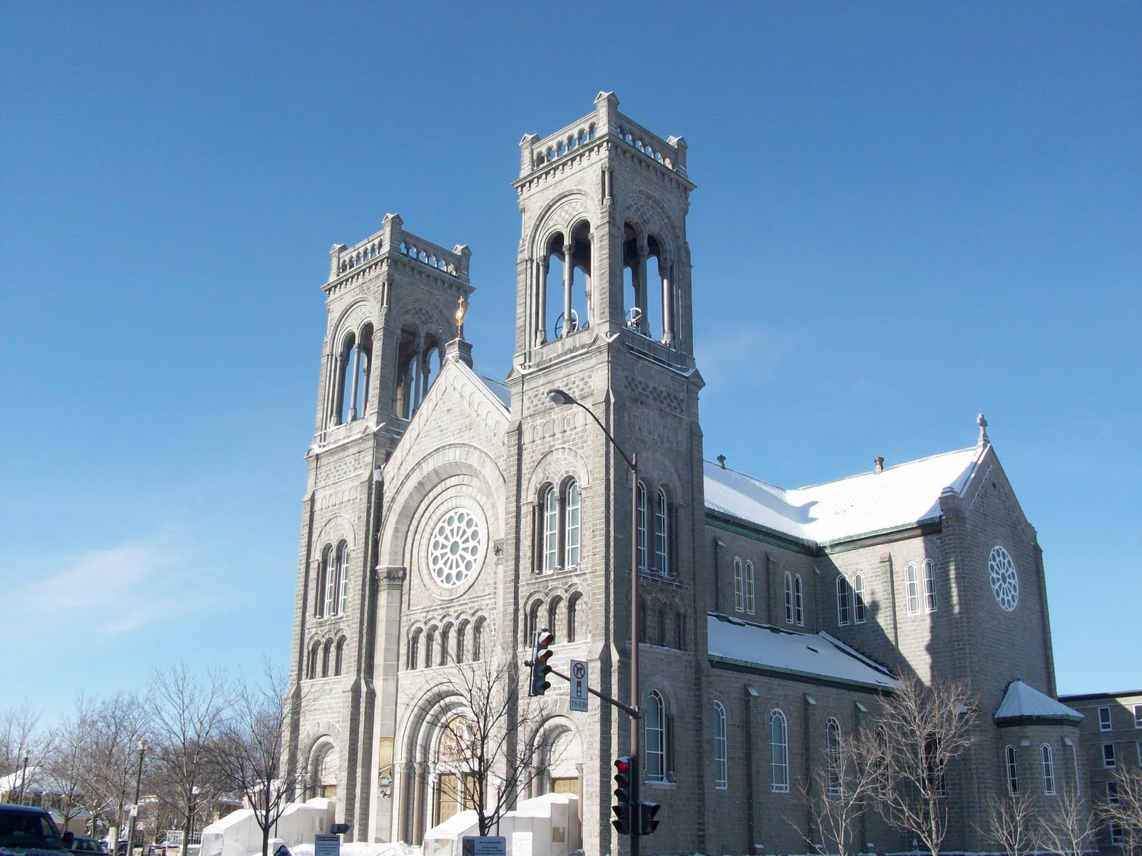 Canadian Stay Laura & Amandine Eglise près de notre auberge à Quebec.