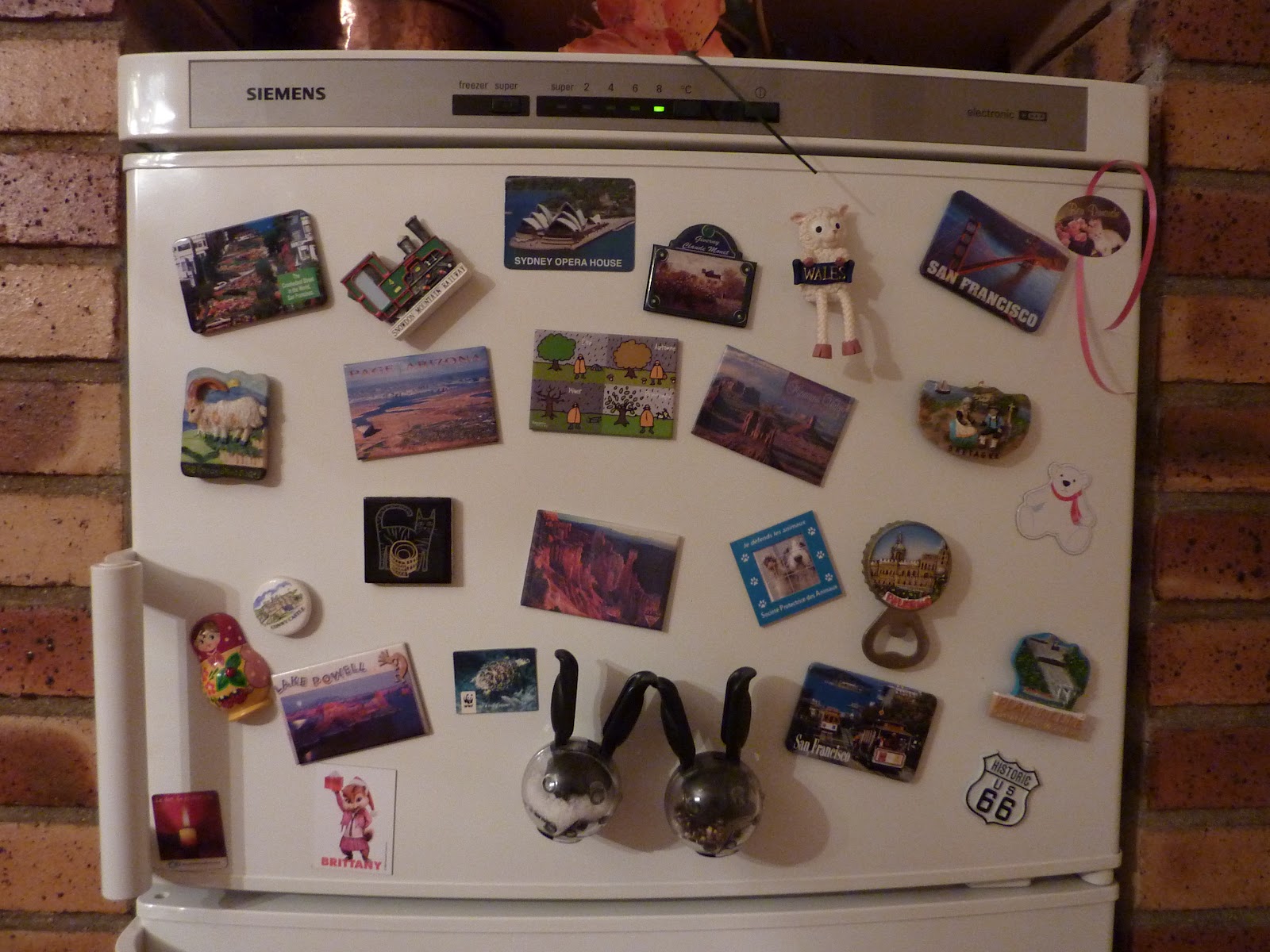 Dans ma cuisine, un sur le frigo