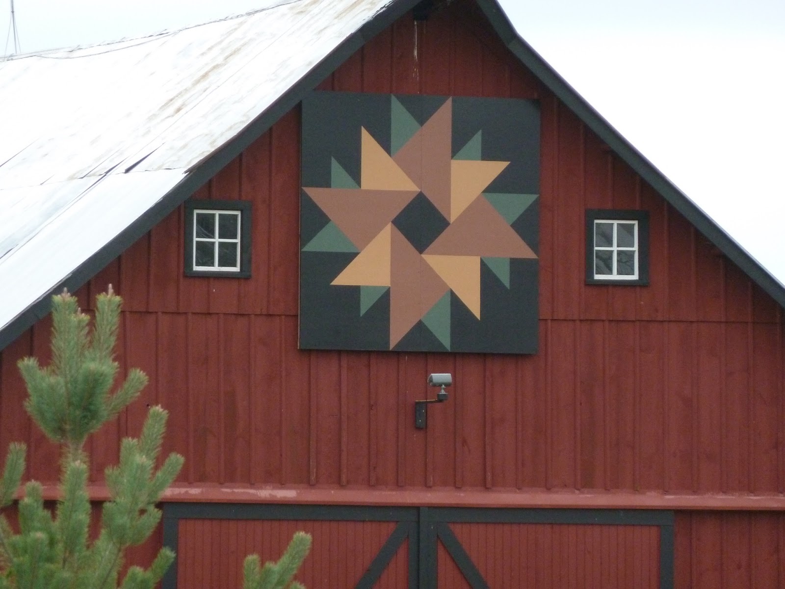 P1010901.JPG 1,600×1,200 pixels Painted barn quilts, Barn decor, Barn