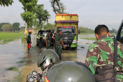 DANDIM 0725/SRAGEN MENINJAU LANGSUNG KONDISI BANJIR DI WILAYAH SRAGEN DANDIM 0725/SRAGEN MENINJAU LANGSUNG KONDISI BANJIR DI WILAYAH SRAGEN