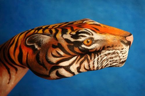 19-Tiger-Guido-Daniele-Painting-Animals-on-Hands-www-designstack-co