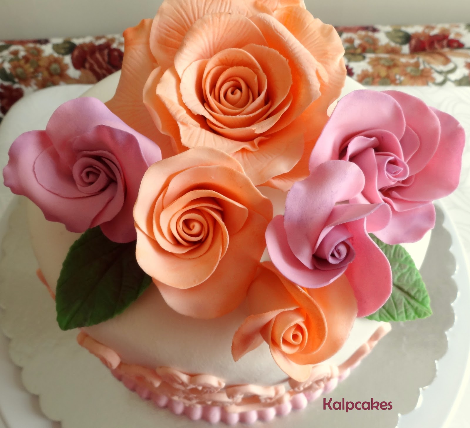 KALPCAKES Mutlu günlere butik lezzetler! Şekerden güllerle süslü pasta