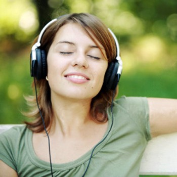 listening music 6 Manfaat Musik Untuk Kesehatan Tubuh dan Jiwa