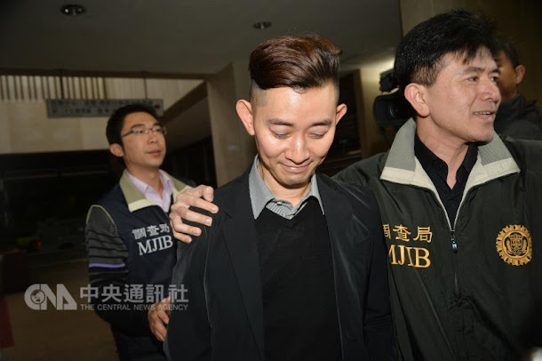 台北地檢署偵辦健康食品大廠葡萄王涉嫌竄改效期案,30日約談董事長曾盛麟(中)等6人,釐清相關案情,晚間移送北檢接受複訊。 台北地檢署偵辦健康食品大廠葡萄王涉嫌竄改效期案,30日約談董事長曾盛麟(中)等6人,釐清相關案情,晚間移送北檢接受複訊。