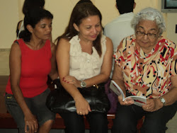 Neves, Jeanne e Saloní lendo livro e saboreando o néctar desse momento.