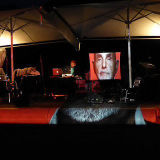 Roedelius regarde Roedelius / photo S. Mazars Roedelius regarde Roedelius / photo S. Mazars