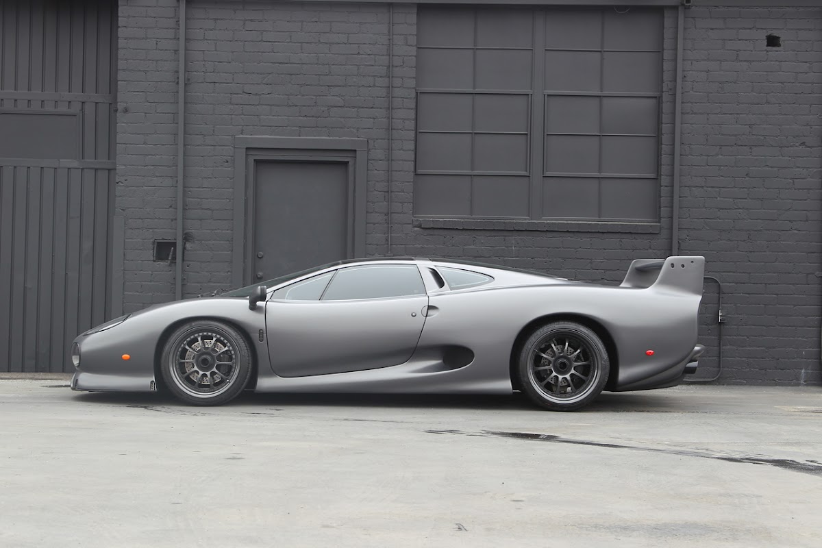 Jaguar XJ220S headed