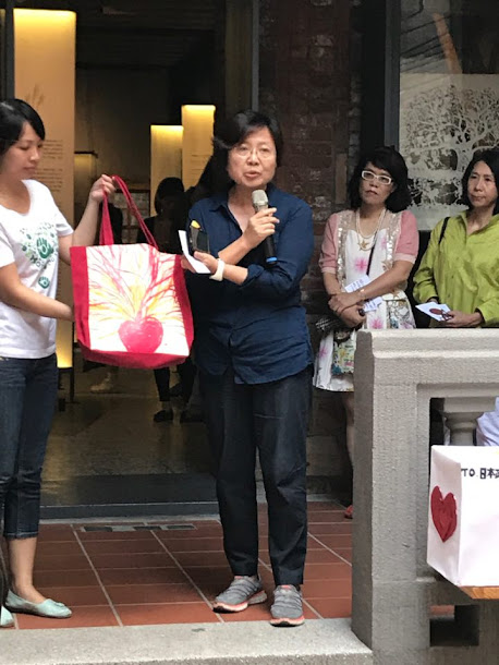 台灣高中生代表一起在卡片寫下想對慰安婦阿嬤及日本政府說的話。 台灣高中生代表一起在卡片寫下想對慰安婦阿嬤及日本政府說的話。
