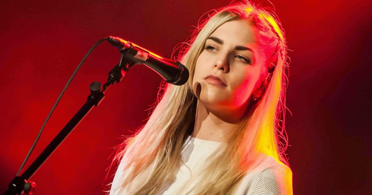 LONDON GRAMMAR PERFORMS AT VEGAS VINYL