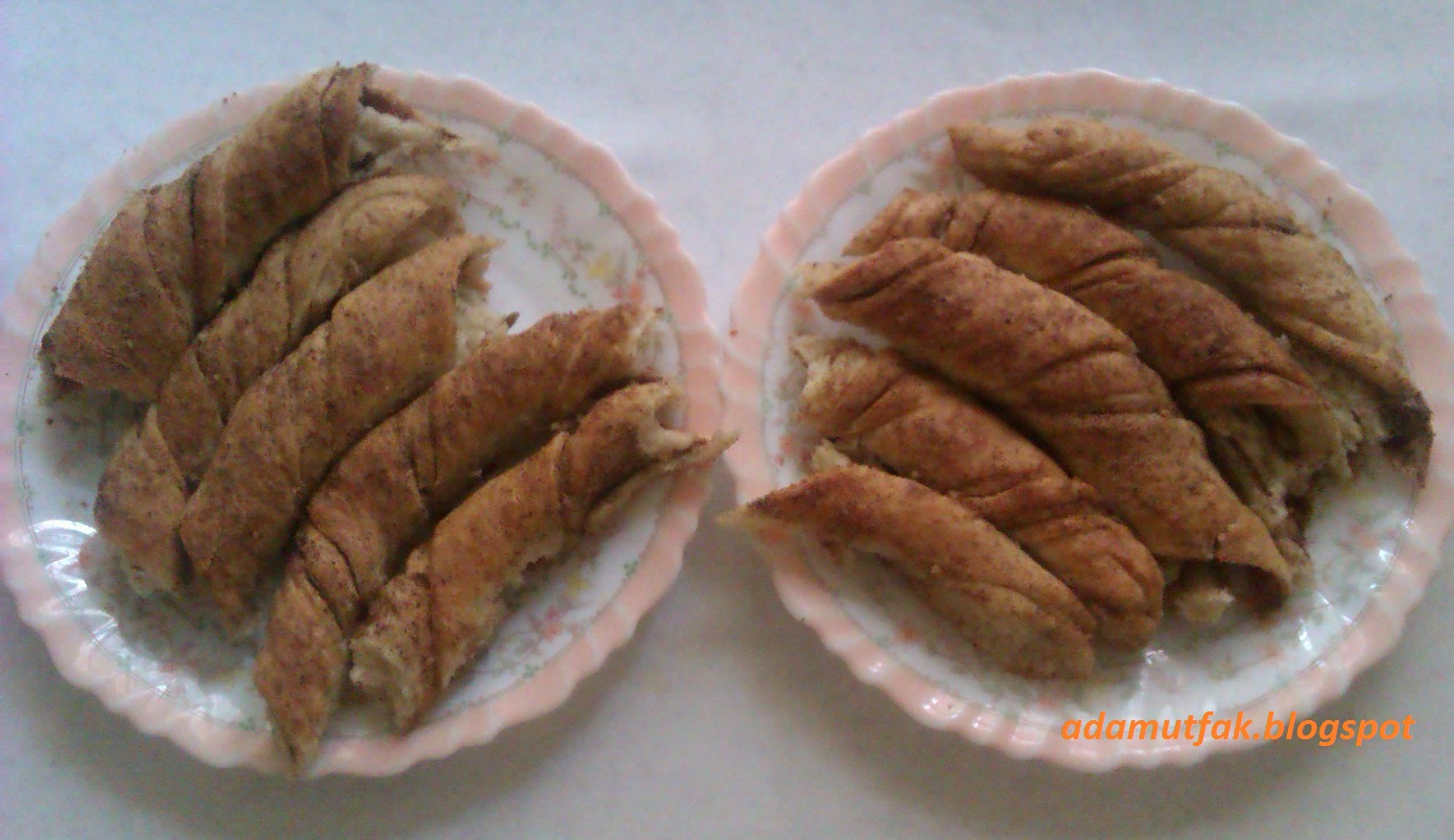 Ada Mutfak�tan Lezzetli Ev Yemekleri Haşhaşlı Çörek ve Lahana Dolması