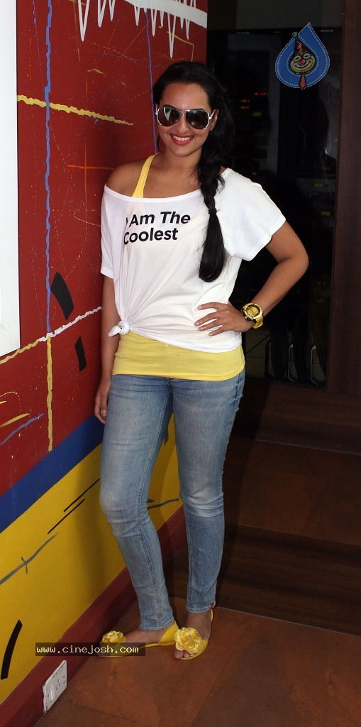 sonakshi sinha in top and jeans 2012 - (4) -  Sonakshi Sinha Promotes Rowdy Rathore at 92.7 BIG FM