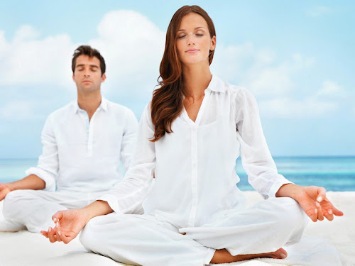 Gambar Orang Sedang Latihan Pernafasan