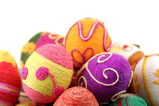 Ovos de Páscoa decorados com linha Ovos de Páscoa decorados com linha