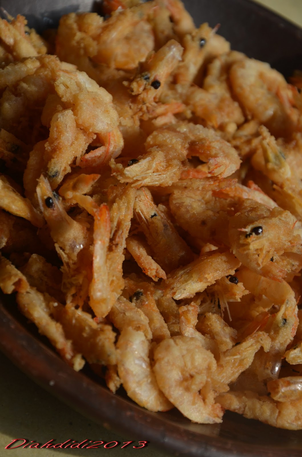 Cucur Udang Renyah dan Lezat dalam wajan goreng