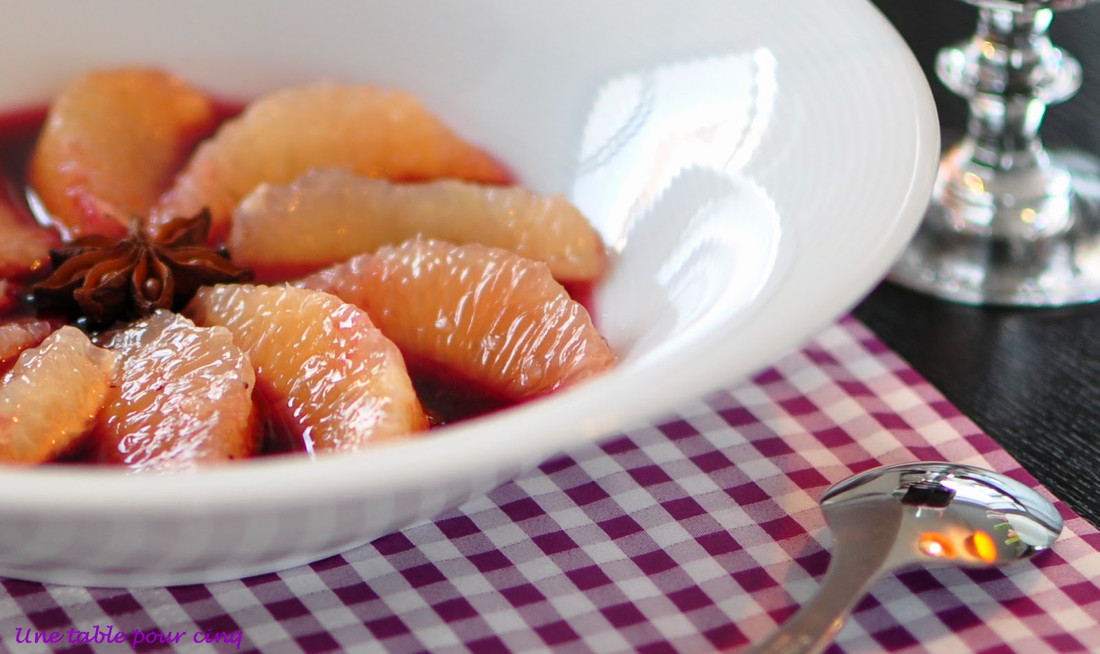 Une table pour cinq Suprêmes de pomelos au sirop de vin rouge