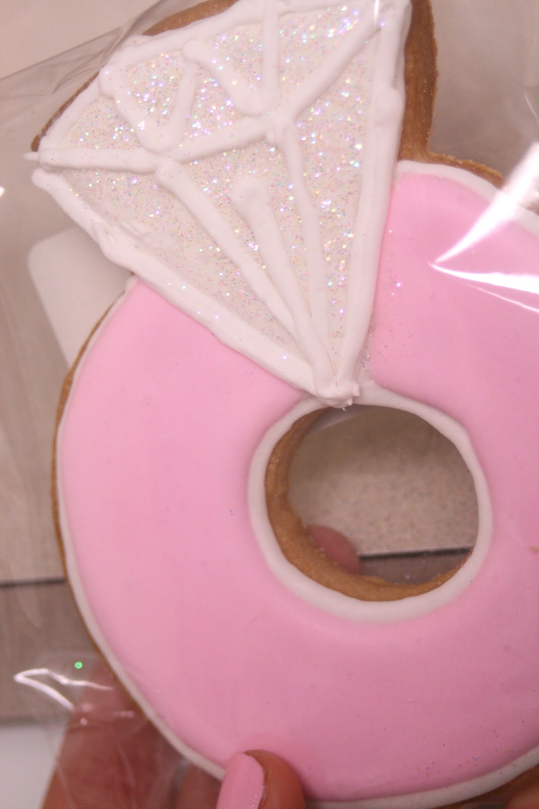 CupcakesOMG! Wrap Star A Gift Wrapping Tutorial