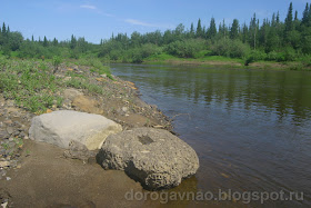 Каменные глыбы могут быть в любом месте, как мины, река Шапкина