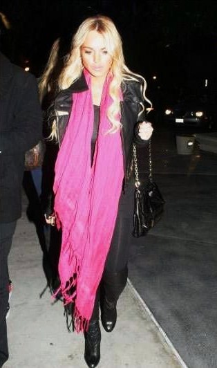 Lindsay Lohan Really Pashminas style and fashion lindsay lohan pink pashmina scarf Lindsay Lohan Really Pashminas style and fashion lindsay lohan pink pashmina scarf