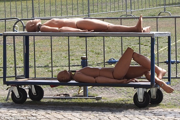 К месту съемок привезли манекены, не ясно зачем.