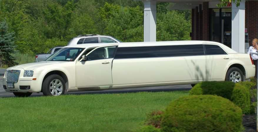 Gambar Mobil Chrysler 300 Limousine