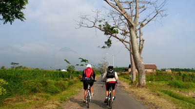 Rombongan melewati daerah Junrejo (Kota Batu, Jawa Timur).